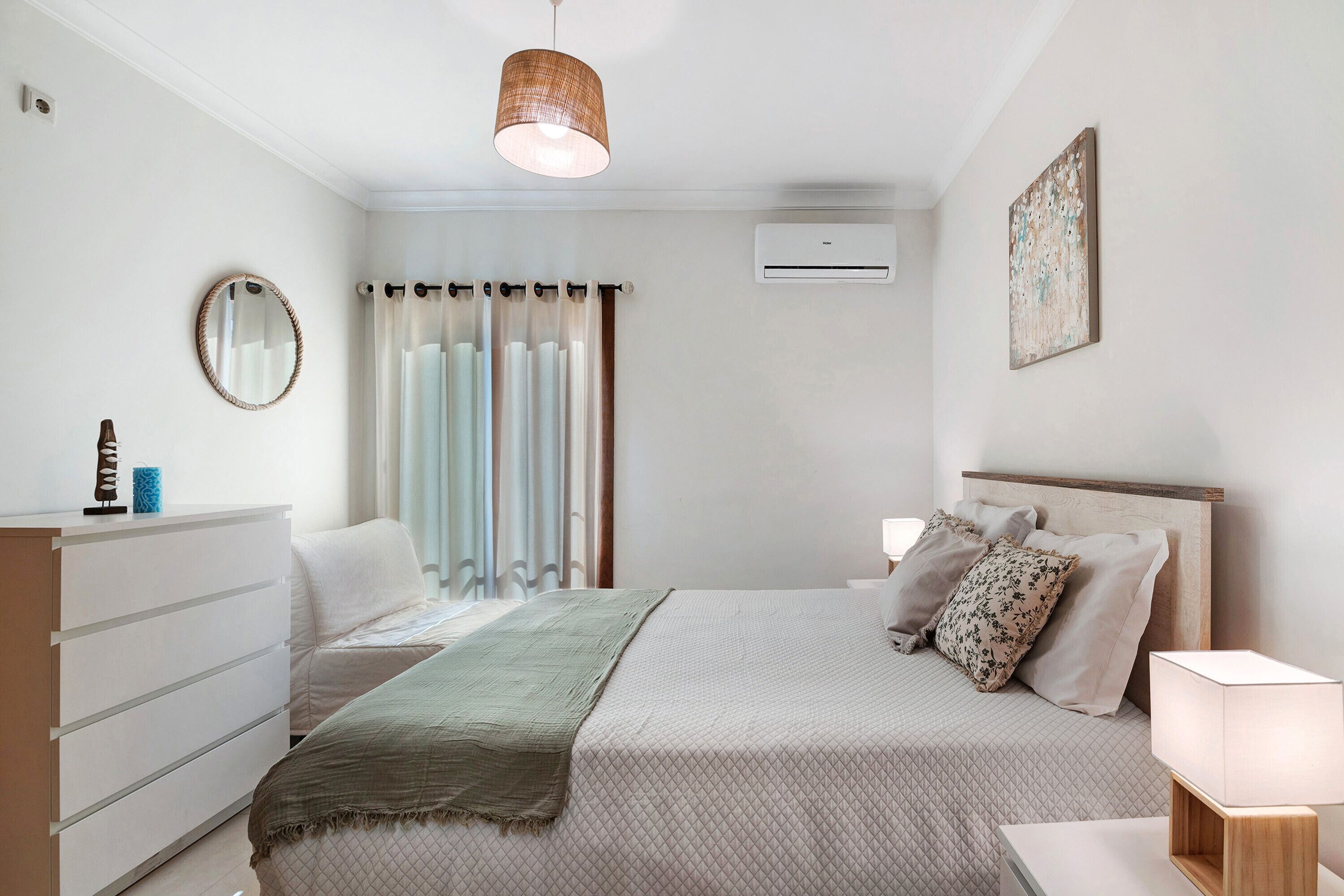 Tabla de planchar con plancha, wifi y ropa de cama 