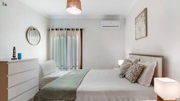 Tabla de planchar con plancha, wifi y ropa de cama