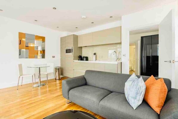 TV - Urban Dockside | 1BR | 1BA | Canary wharf | 3Guest (London)