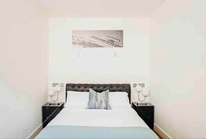 1 dormitorio, tabla de planchar con plancha, wifi y ropa de cama