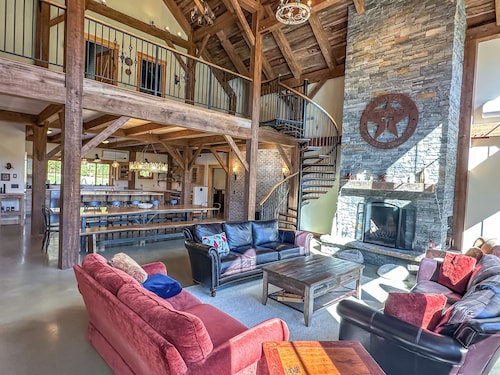 The Vines  - 6000 sq. ft. Luxury Estate with Hot Tub & Mountain Views