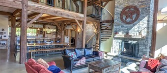 The Vines  - 6000 sq. ft. Luxury Estate with Hot Tub & Mountain Views