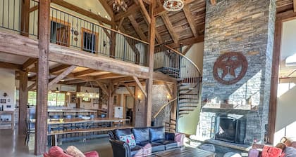 The Vines - 6000 sq. ft. Luxury Estate with Hot Tub & Mountain Views