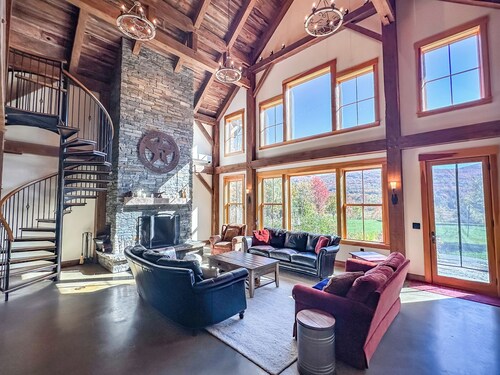 The Vines  - 6000 sq. ft. Luxury Estate with Hot Tub & Mountain Views