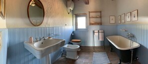 Shower, free toiletries, hair dryer, towels - Holiday Home 'Antico Casale Del Pozzo' with Private Terrace, Wi-Fi and Air Conditioning (Barberino di Mugello)
