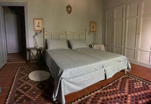 3 chambres, fer et planche à repasser, Wi-Fi, draps fournis