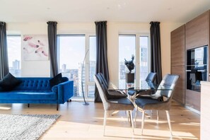 TV - Riverside Penthouse | 2BR | 2BA ensuite | 6Guest (London)
