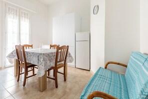Appartement, 1 slaapkamer, balkon | Dineerruimte