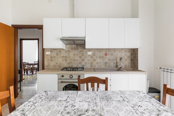 Departamento, 1 habitación, balcón | Cocina privada | Refrigerador, horno, parrilla de estufa y tetera eléctrica 