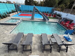 Utendørsbasseng og et oppvarmet basseng