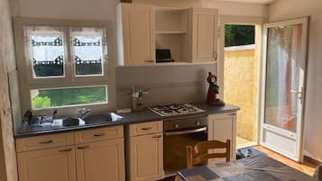 Een koelkast, een magnetron, een oven, een kookplaat