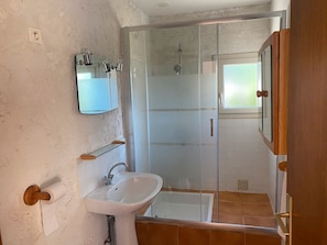 Shower - Cottage "Maisonnette – Gîte" with Shared Pool, Private Terrace and Garden (Nabirat)