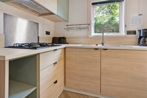 Kühlschrank, Mikrowelle, Herdplatte, Wasserkocher mit Kaffee-/Teezubehör