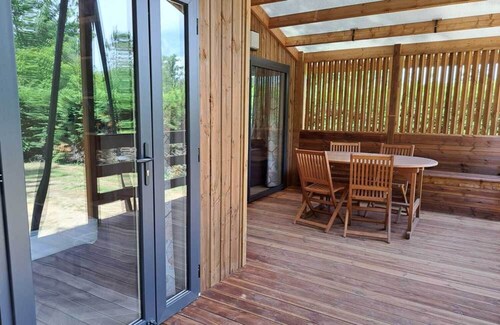 Chalet 'Camping Les Pialades - Mimosa' avec piscine partagée, terrasse privée et jardin privé