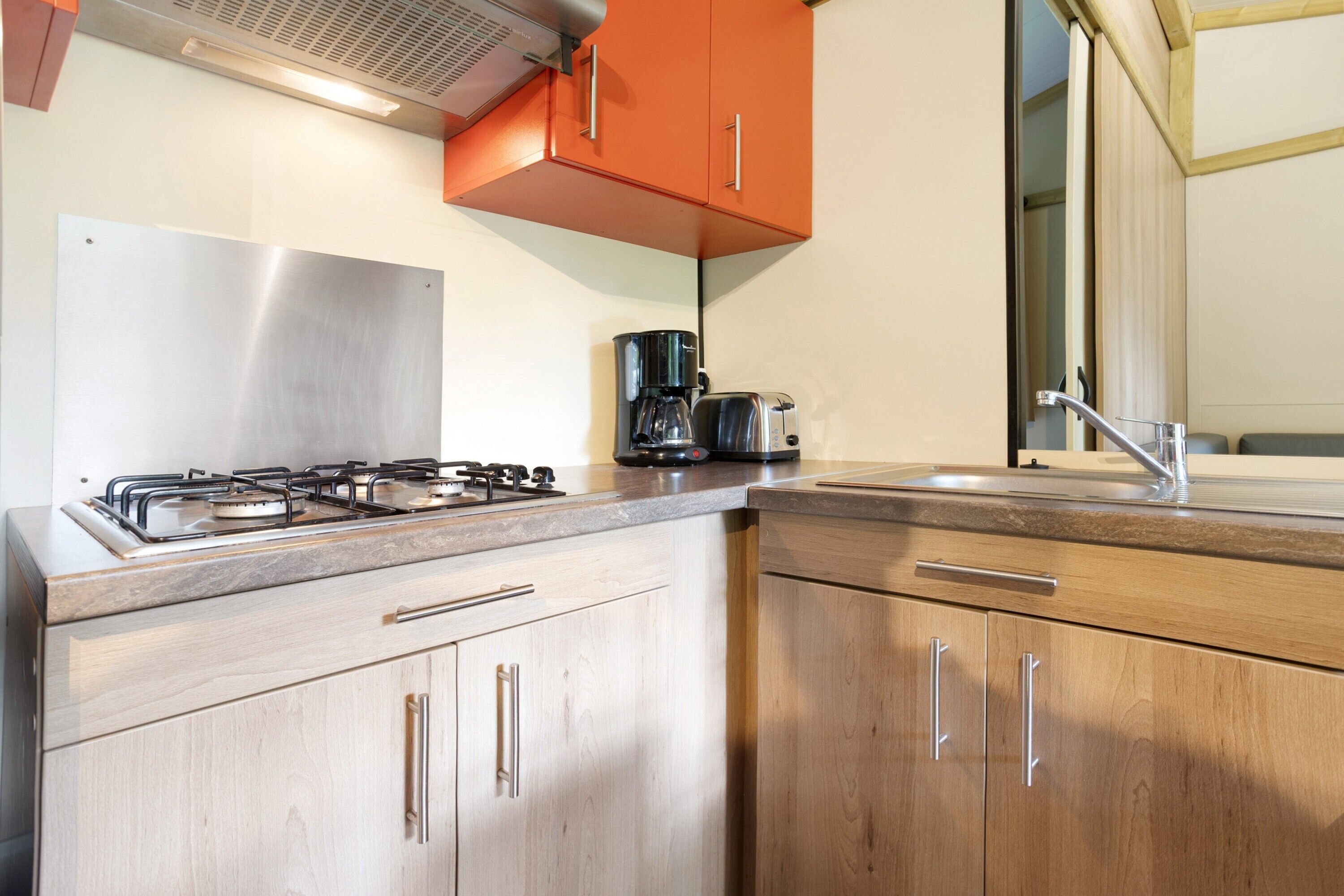 Réfrigérateur, micro-ondes, plaque de cuisson, cafetière/bouilloire