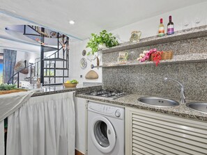 ثلاجة، فرن، غسالة أطباق، مستلزمات طهي/أطباق/أوعية