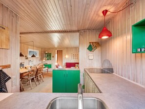 Fridge, cookware/dishes/utensils