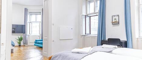 5 bedrooms, WiFi, bed sheets