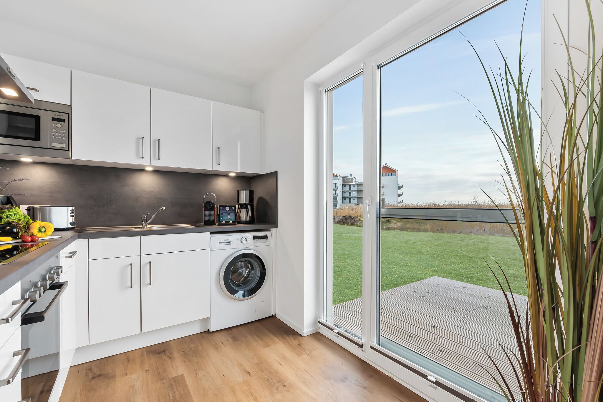 Jääkaappi, mikroaaltouuni, uuni, liesi