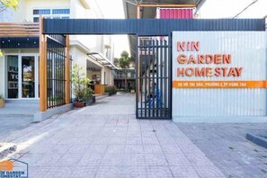 المنشأة من الخارج