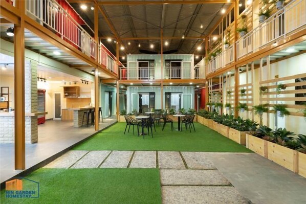 المنشأة من الداخل