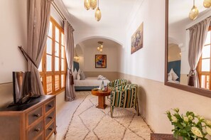 1 slaapkamer, een kluis op de kamer, een strijkplank/strijkijzer, wifi