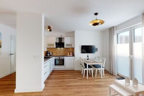 Réfrigérateur, four à micro-ondes, un four, surface de cuisson