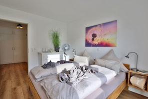2 Schlafzimmer, Reisekinderbett, kostenloses WLAN, Bettwäsche