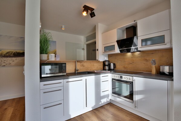 Réfrigérateur, four à micro-ondes, un four, surface de cuisson