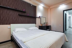 Comfort appartement, 2 slaapkamers, balkon, uitzicht op stad | Een strijkplank/strijkijzer, gratis wifi