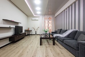 Comfort appartement, 2 slaapkamers, balkon, uitzicht op stad | Woonruimte | Een 50-inch flatscreentelevisie met kabelzenders