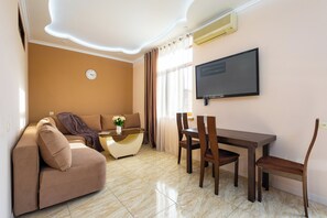 Economy-Apartment, Balkon | Wohnbereich | 50-Zoll-Flachbildfernseher mit Kabelempfang