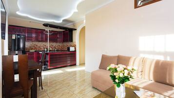 Apartamento econômico, sacada | Área de estar | TV de tela plana 50 polegadas com canais a cabo