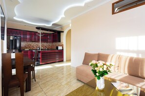 Apartamento econômico, sacada | Área de estar | TV de tela plana 50 polegadas com canais a cabo