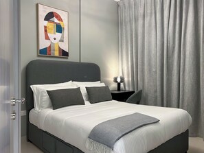 1 chambre, coffre-fort, bureau, fer et planche à repasser