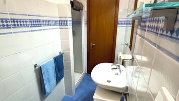 Haartrockner, Handtücher, Seife, Shampoo