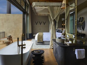 Luxury Villa | Bathroom | Free toiletries, soap, shampoo, toilet paper