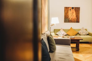 Comfort appartement, 1 slaapkamer | Een laptopwerkplek, een strijkplank/strijkijzer, gratis wifi