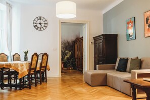 Condo Confort, 1 habitación | Espacio para trabajar con laptop y tabla de planchar con plancha 