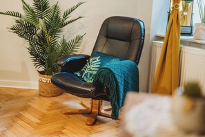 Appart'hôtel, non-fumeurs | Espace de travail pour ordinateur portable, fer et planche à repasser