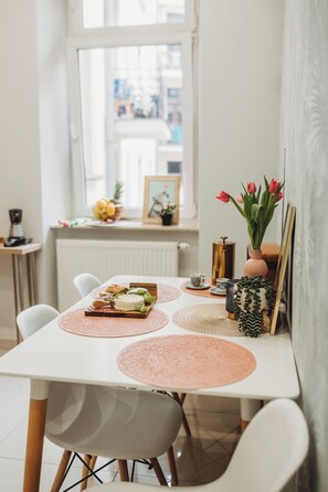 Appart'hôtel, non-fumeurs | Espace de travail pour ordinateur portable, fer et planche à repasser
