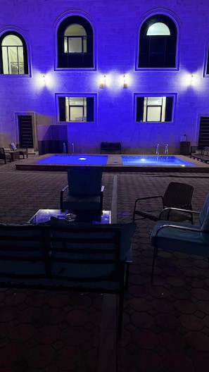 4 outdoor pools