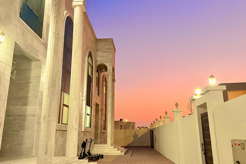 Travel Hub Near Business Bay By Al Taj