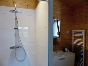 Shower, hair dryer, toilet paper