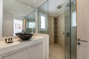 Dusche, Haartrockner, Handtücher