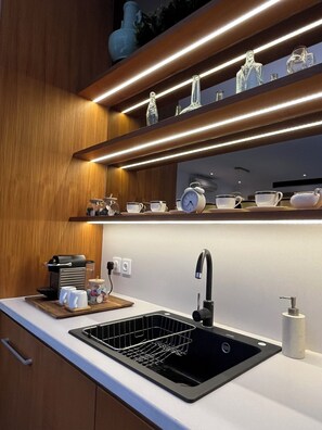 Réfrigérateur, four à micro-ondes, un four, surface de cuisson