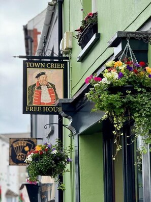 Exterior detail - The Town Crier (Tenby)