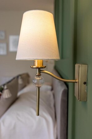 Unclassified image, 3 of 32, button