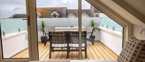 Habitación doble familiar, 1 cama King size y sofá cama, vista al patio