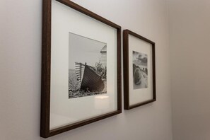 Deluxe Double Room, 1 King Bed, Garden View | Interior detail - The Town Crier (Tenby)